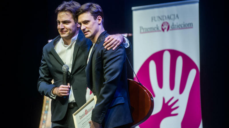 Założyciel Fundacji Przemek Szaliński oraz aktor Mateusz Damięcki podczas ubiegłorocznego koncertu z okazji 10-lecia fundacji