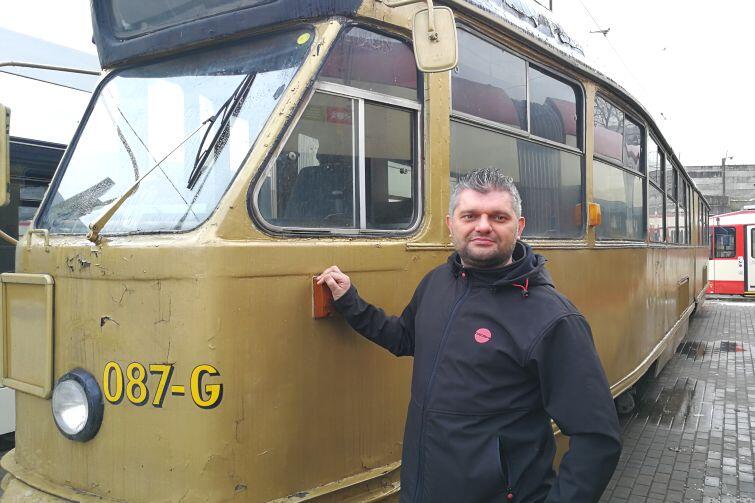 Sebastian Zomkowski przy kupionym na własność tramwaju Konstal 102Na