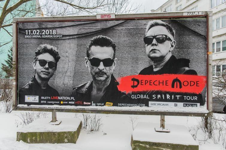 Plakat reklamujący koncert Depeche Mode na gdańskiej ulicy