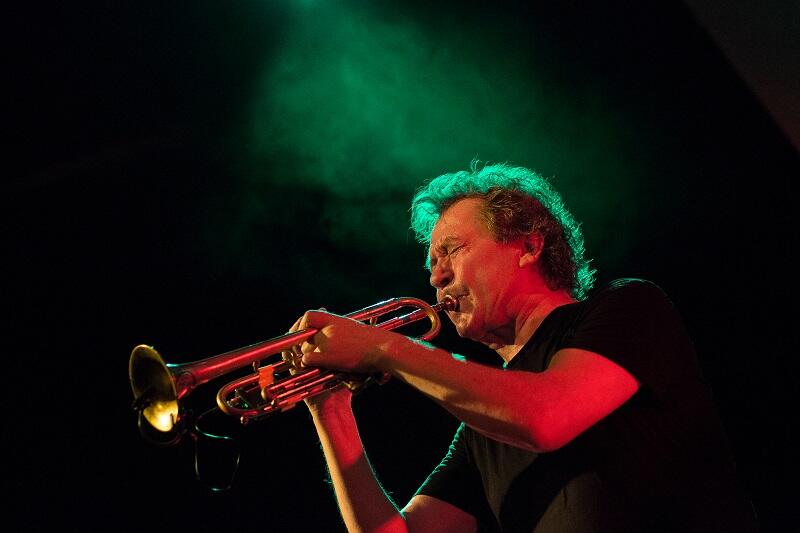 Nils Petter Molvær jest jednym z prekursorów stylu nu jazz łączącego elementy jazzowe z elektroniką.