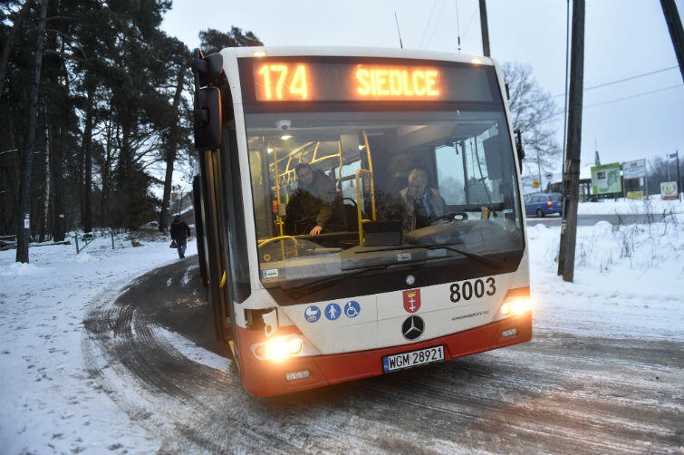 Drugi autobus z Sulmina w kierunku Gdańska odjechał w poniedziałek, 12 lutego, o godz. 7.10. Tutaj na pętli w Otominie
