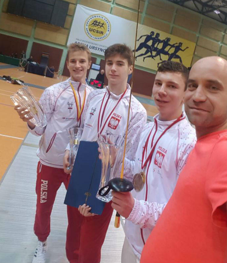 Zwycięzcy w turnieju drużynowym (od lewej): Kacper Szczypiński,  Maciej Bem, Adam Podralski i trener Tomasz Ciepły