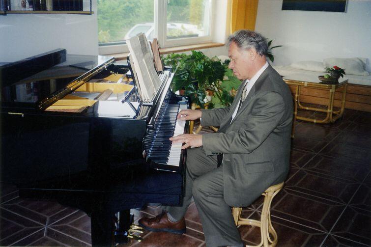 Ireneusz Łukaszewski jest założycielem i pierwszym dyrygentem Polskiego Chóru Kameralnego Schola Cantorum Gedanensis. Obecnie, już od ponad 30 lat, mieszka i pracuje w USA