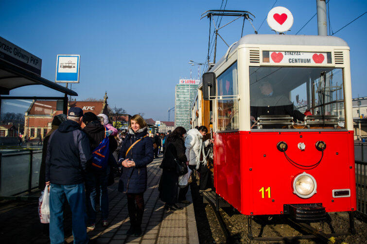 Tramwaj pochodzi z 1952 roku i już tradycyjnie przemierza Gdańsk w walentynki, wożąc pasażerów za darm