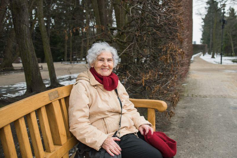 Maria Biesiekierska na swojej ławeczce w Parku Oliwskim w Gdańsku