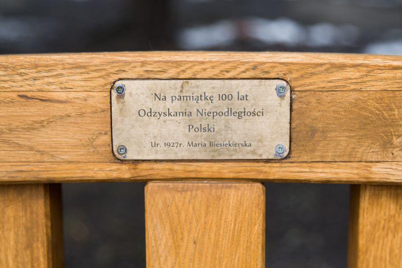 Drewniana ławeczka z dedykacją Marii Biesiekierskiej już stoi niedaleko głównego wejścia do Parku Oliwskiego