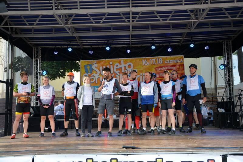 Rowerzyści z Fundacji Organiści podczas święta Góry Kalwarii zaproszeni przez burmistrza na scenę, aby opowiedzili o Fundacji