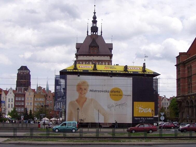 Nasz gdański grzech: Brama Wyżynna przysłonięta wielkim bannerem, sierpień 2004 r.
