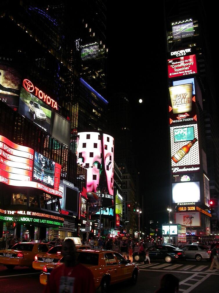 Times Square w Nowym Jorku jako przykład, że przesyt komunikatów reklamowych może tworzyć charakter danego miejsca