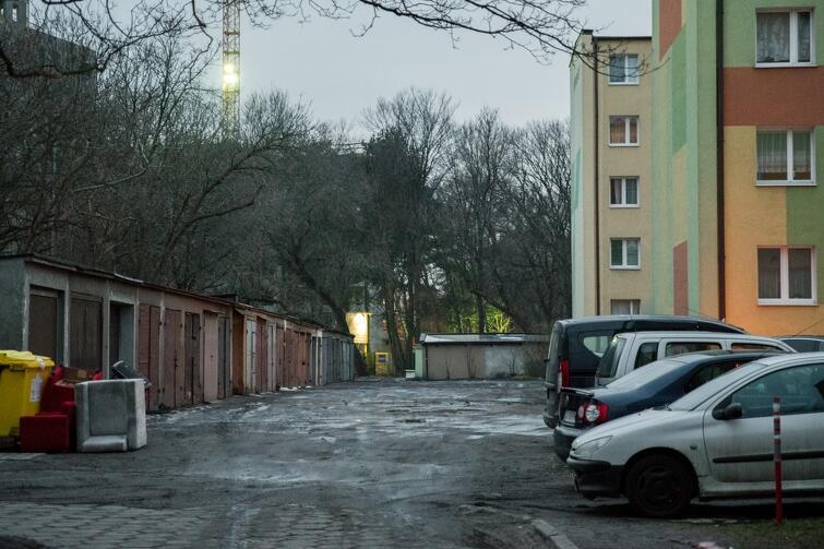 Jak usprawnić ruch samochodów w ciągu ul. Dworskiej. Można poprowadzić go tą ulicą, na przeszkodzie stoją jednak dwa garaże...