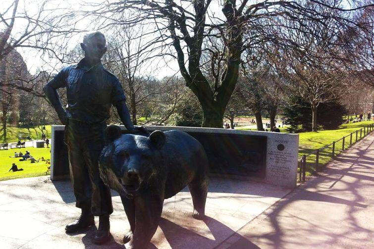 Pomnik misia Wojtka i żołnierza armii Andersa w Edynburgu