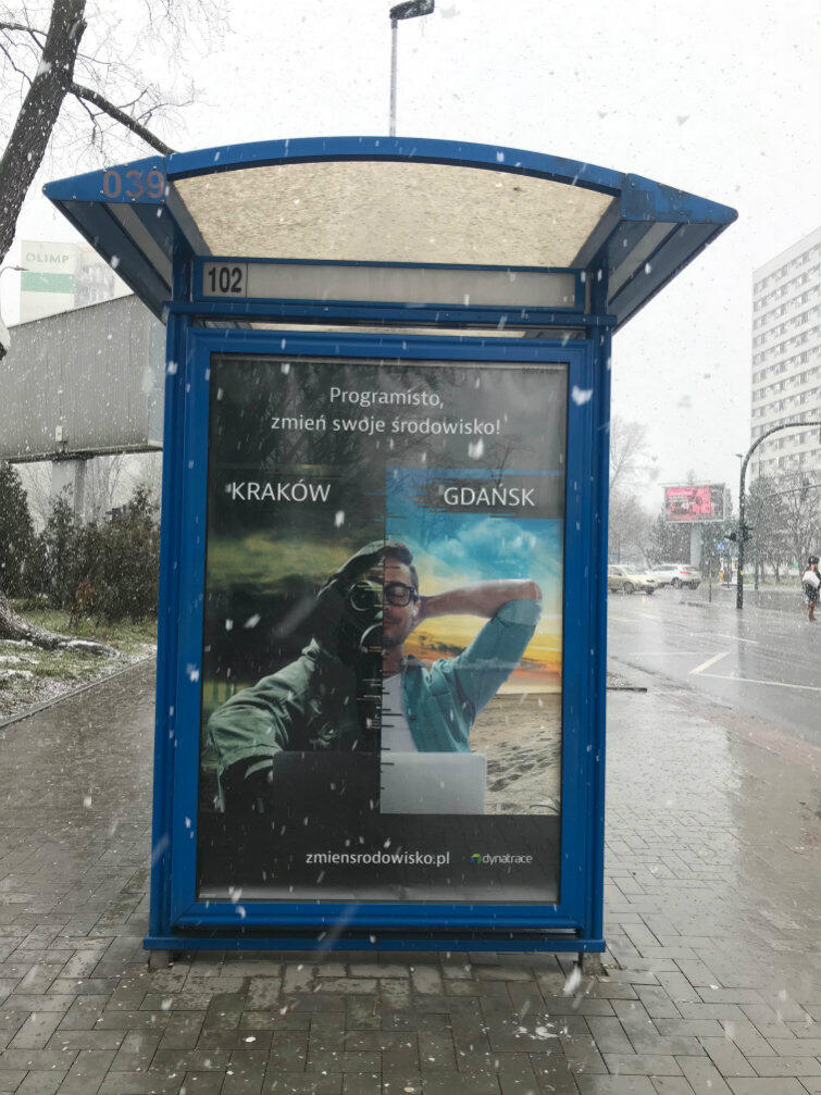 W Krakowie wynajęto 30 powierzchni reklamowych. Tutaj - na wiacie przystanku autobusowego. Część internautów krytykuje tę kampanię jako nieetyczną