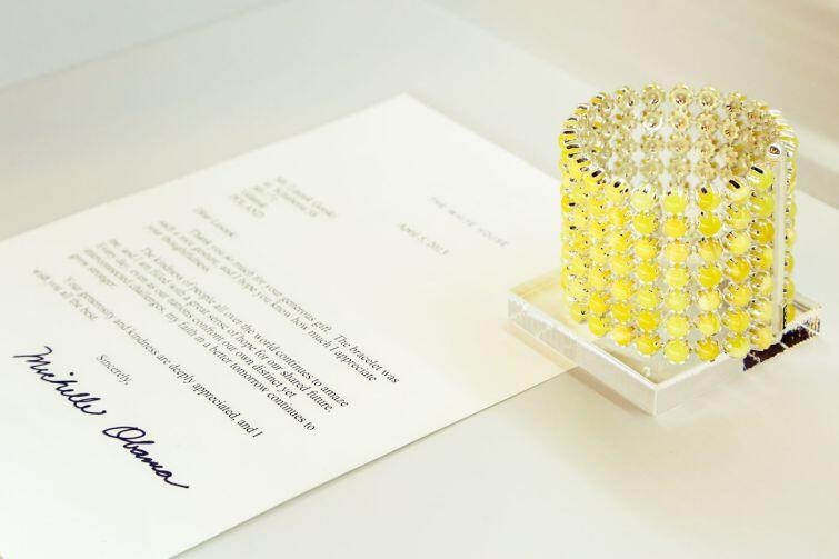 Wśród najciekawszych przedmiotów, które trafiły na wystawę, jest replika bransoletki wykonanej dla Michelle Obamy, żony Baracka Obamy, byłego prezydenta USA