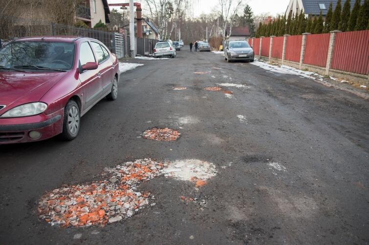 W przyszłym roku na ul. Mrongowiusza pojawią się betonowe płyty, dzięki którym kierowcy nie będą musieli już omijać takich gruntowych zagłębień