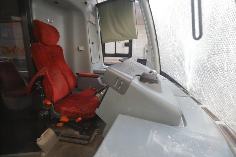 Wnętrze kabiny motorniczego - po prawej widoczna stłuczona szyba, z której odłamki szkła pokaleczyły motorniczego