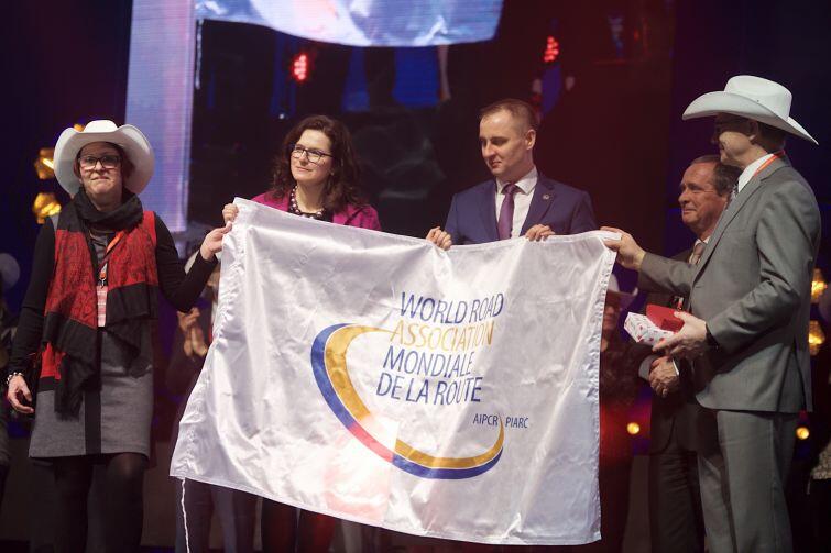 Flaga Światowej Organizacji Drogowej (PIARC) powędrowała do kanadyjskiego Calgary