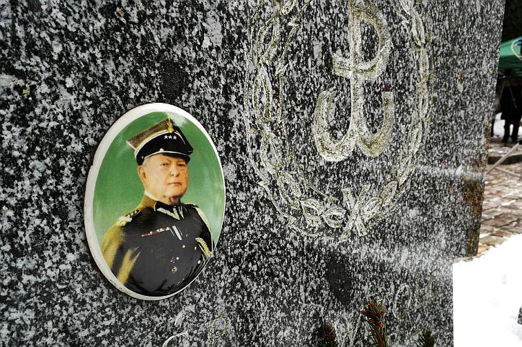 Grób płk. Witolda Wichra Kucharskiego, pierwszego żołnierza pochowanego w kwaterze AK na Cmentarzu Łostowickim