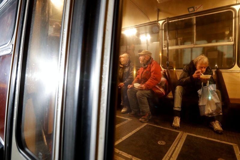 Od listopada 2017 roku po Gdańsku jeździ autobus SOS, w którym osoby bezdomne mogą się ogrzać, zjeść ciepłą zupę, otrzymać pomoc medyczną i informacje o formach pomocy