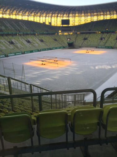 Poniedziałek rano, 26 lutego: nagrzewanie zamarzniętej murawy Stadionu Energa Gdańsk