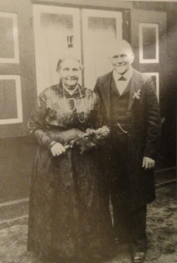 Bertha i August Röschke w 50. rocznicę ślubu, przed domem w Górkach Wschodnich