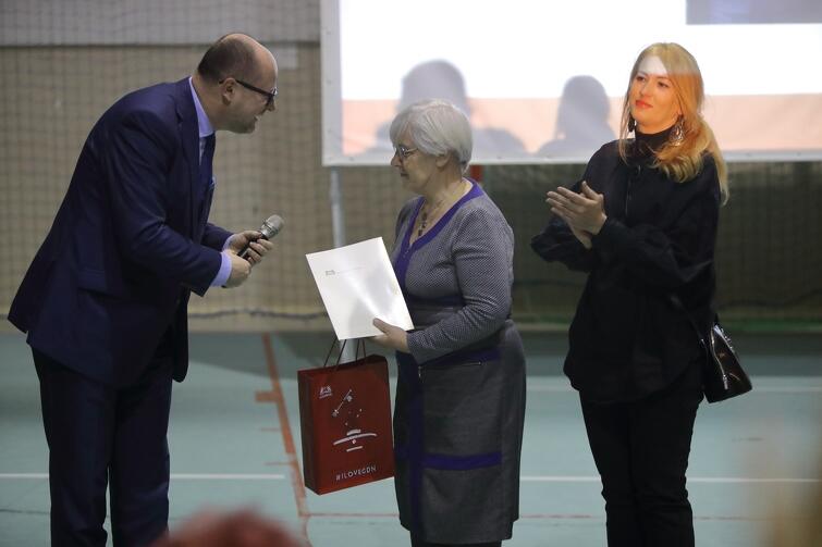 Na zdj. prezydent Paweł Adamowicz i nagrodzone gdańszczanki - Justyna Rogińska (w środku) i Ewelina Wojdyło