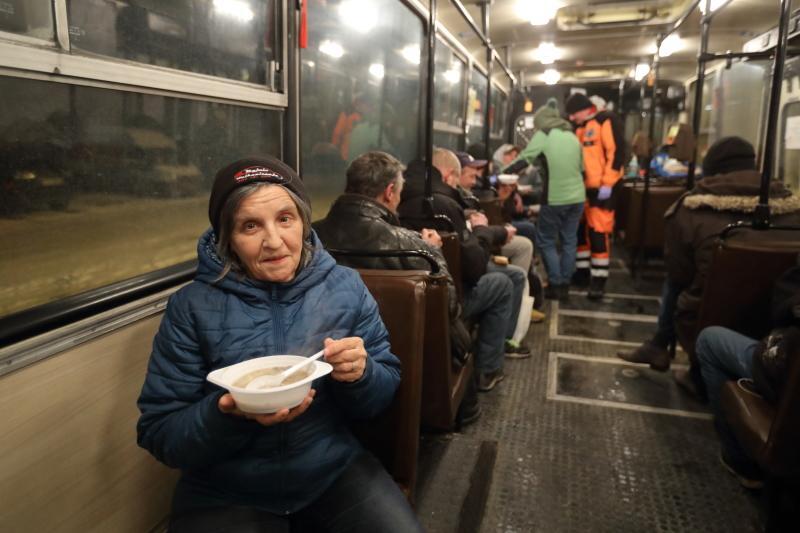 W autobusie SOS osoby bezdomne mogą się ogrzać, zjeść ciepłą zupę, otrzymać pomoc medyczną i informacje o formach pomocy