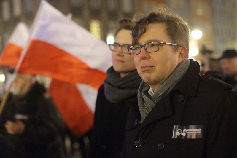 Poseł Tadeusz Aziewicz podczas protestu w Gdańsku przeciwko planowanym przez rząd zmianom w oświacie, grudzień 2017 rok.
