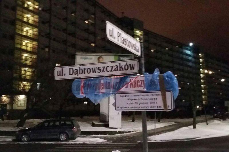 Zasłonięta przez Adamskiego tablica z nazwą ulicy Prezydenta Lecha Kaczyńskiego