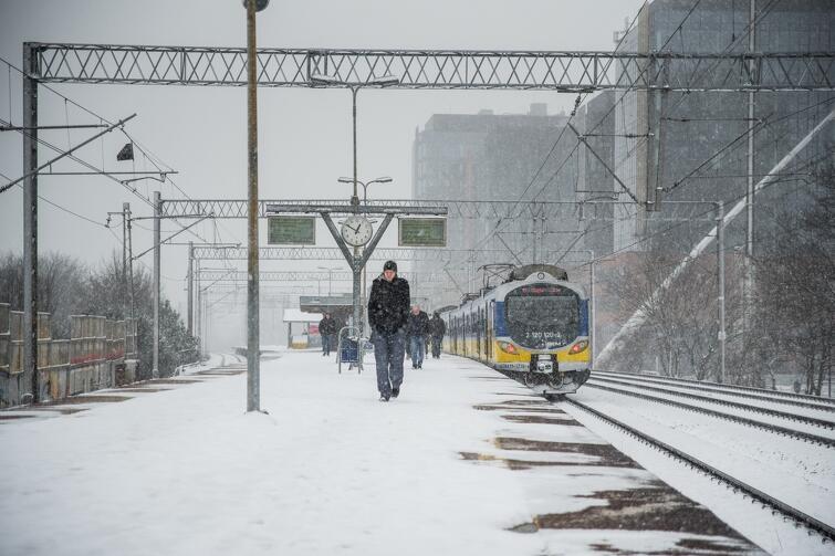 W poniedziałek, 5 lutego, znowu zaczęło padać. Instytut Meteorologii i Gospodarki Wodnej zapowiadał, że śnieg w Gdańsku może padać przez cały dzień, a także w nocy. Apelowaliśmy o bezpieczeństwo i rozwagę na drogach, przypomnieliśmy też ABC odśnieżania, które obowiązuje w naszym mieście
