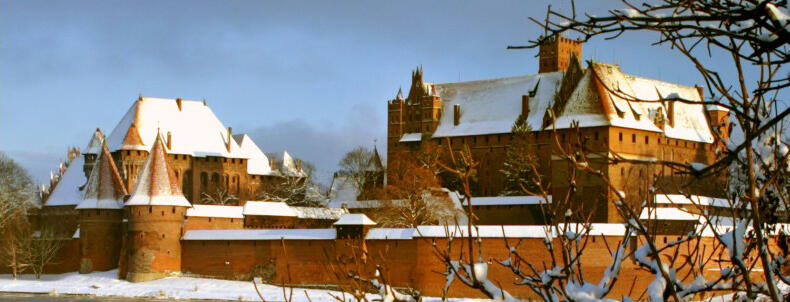 Dyrektor Janusz Trupinda przekonuje, że także i zimą malborski zamek ma swój urok...