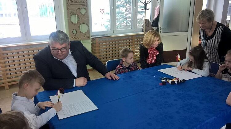 We wtorek, w obecności Piotra Kowalczuka, zastępcy prezydenta Gdańska ds. polityki społecznej uczniowie i dyrektorzy podpisali umowę
