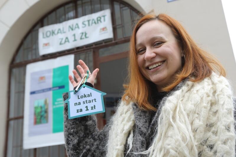Emilia Strączek jako pierwsza odebrała klucze do lokalu wynajętego w pierwszej edycji programu. Od roku prowadzi pracownię artystyczną w Nowym Porcie