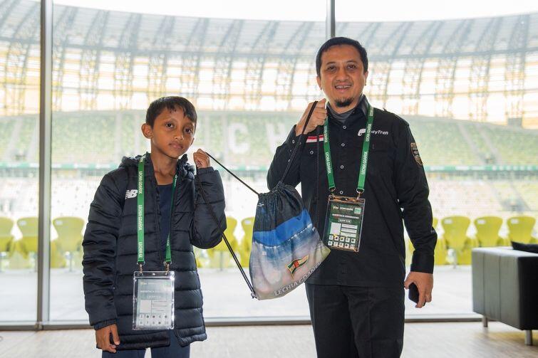 Imam Yusuf Mansur z synem - podobno królem strzelców akademii piłkarskiej w Indonezji