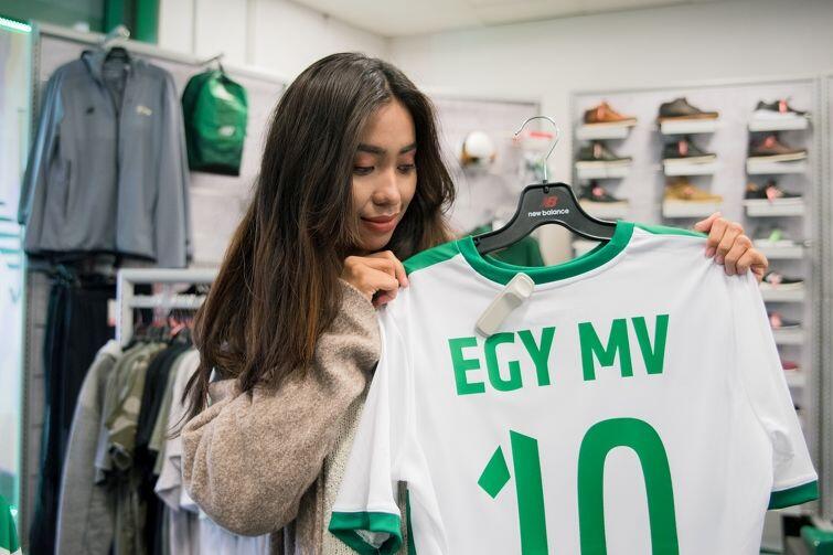 Vira ogląda koszulkę Egyego w sklepie Lechii