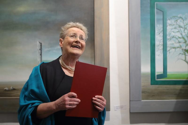 Podczas wernisażu wystawy malarka została uhonorowana Nagrodą Miasta Gdańska w Dziedzinie Kultury