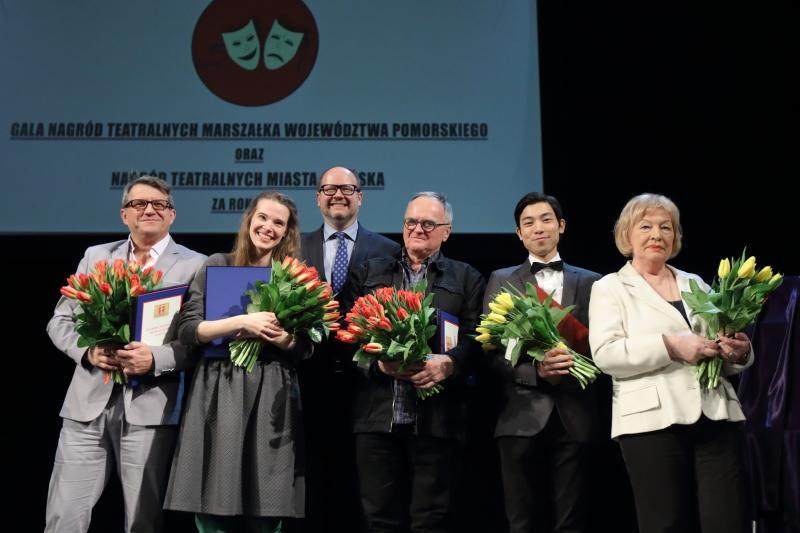 Laureaci Nagrody Teatralnej Miasta Gdańska oraz Nagrody Prezydenta Miasta Gdańska w Dziedzinie Kultury z prezydentem Pawłem Adamowiczem