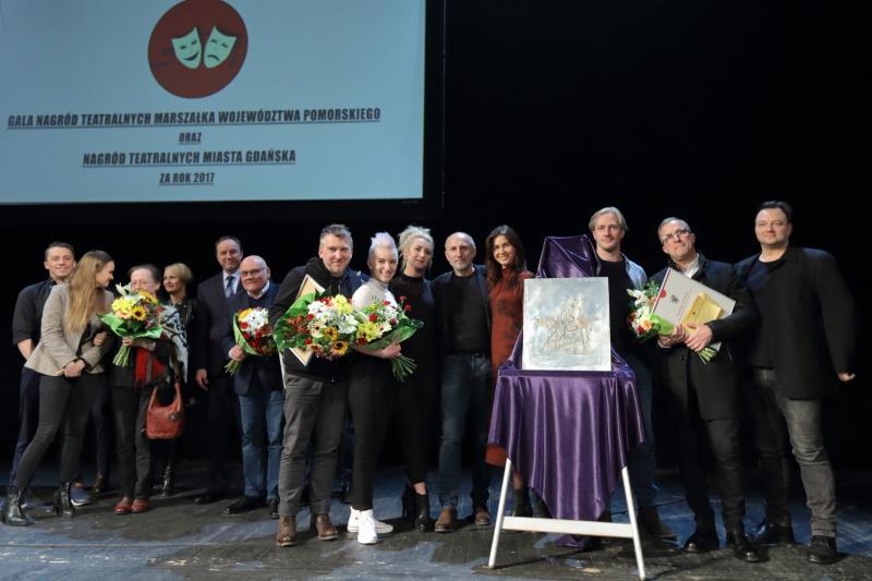 Twórcy spektaklu 'Wiedźmin' i dyrektor Teatru Muzycznego w Gdyni, Igor Michalski, z Nagrodą Honorową Marszałka Województwa Pomorskiego
