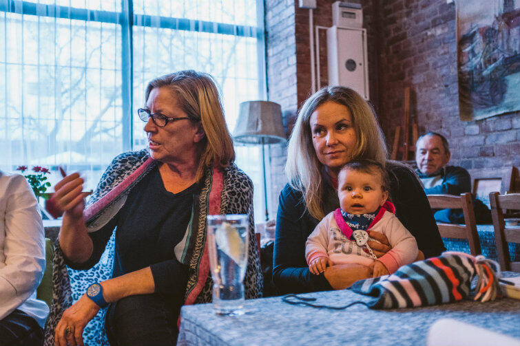 Przewodnicząca Rady Marzena Malko (po prawej) przyszła ze swoją malutką córeczką Ilianą - żeby nie było wątpliwości, że nikt tutaj nie odpuści, bo chodzi też o zdrowie dzieci