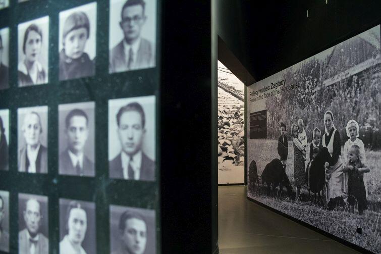 Na pierwszym planie zdjęcia Żydów, którzy zostali zamordowani w Holokauście. Dalej: Ulmowie