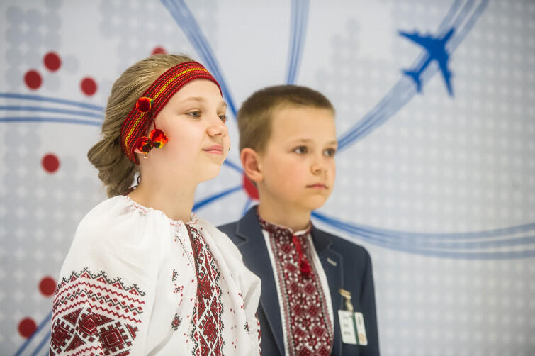 Dzieci w ukraińskich strojach ludowych na lotnisku im. Lecha Wałęsy w Gdańsku, czerwiec 2017, podczas imprezy Wizzaira. Teraz do Kijowa poleci także konkurencyjny Ryanair