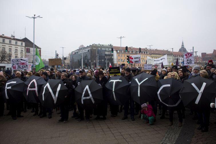 Protesty miały też miejsce w innych miastach Polski. Największy odbył się w Warszawie
