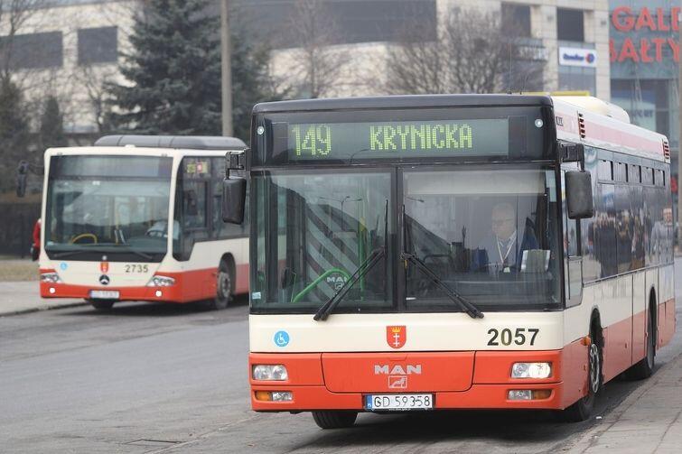 Autobus linii 149 przed Galerią Bałtycką we Wrzeszczu