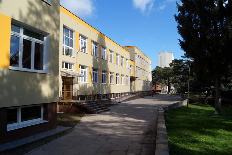 Zmodernizowana w ramach poprzedniego etapu elewacja Zespołu Szkół Sportowych i Ogólnokształcących przy ul. Subisława