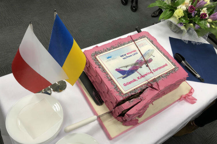 Tort na cześć inauguracji połączeń lotniczych Lwowa z Gdańskiem, Katowicami i Dortmundem