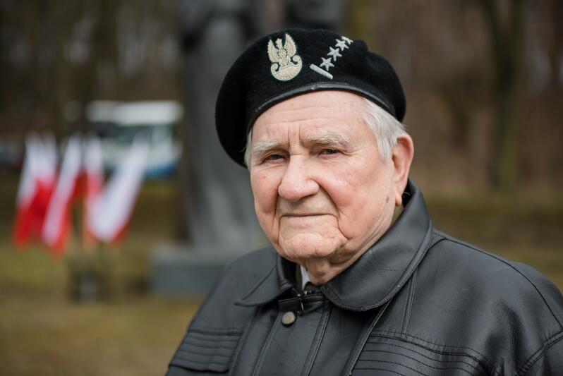 Henryk Bajduszewski, kiedy wstąpił do Polskich Sił Zbrojnych i walczył we Włoszech miał 18 lat. Po wojnie osiadł w Gdańsku, co roku bierze udział w uroczystościach rocznicy Powrotu Gdańska do Macierzy