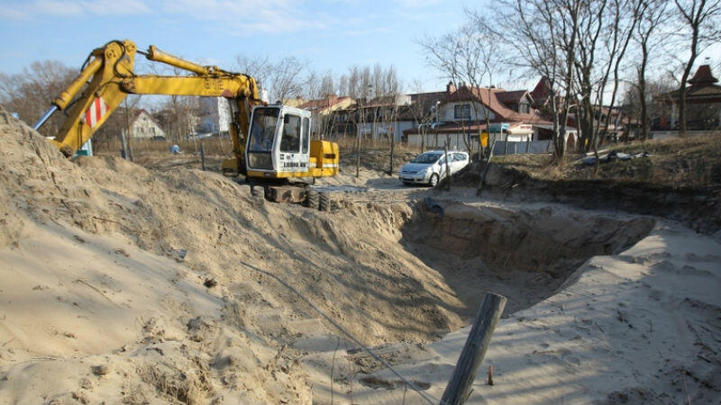 Ruszyła budowa toalet na plażach w Gdańsku. Nz. Budowa przy wejściu na plażę nr 50 na końcu al. Hallera