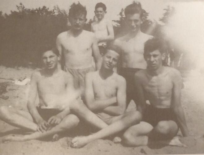 Elias Jaffe (pierwszy z lewej), Siegmund Lewinsohn (siedzi pośrodku), Hans Speier, Heinz Danziger, Hans Lewinsohon – koledzy z trzeciego Kinderstransportu kilka dni przed wyjazdem