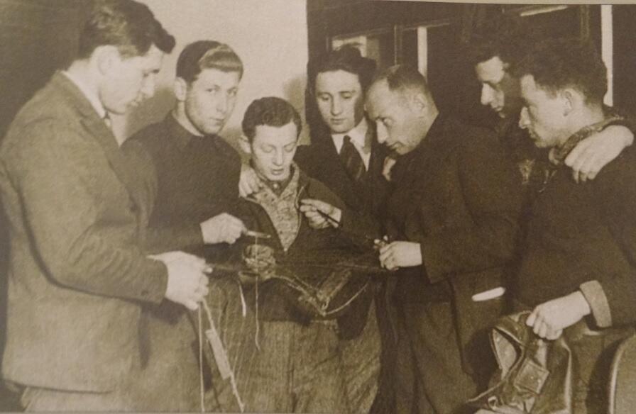 Gustav Pietsch (trzeci z prawej) z uczniami żydowskiej szkoły rybackiej podczas lekcji, 1938