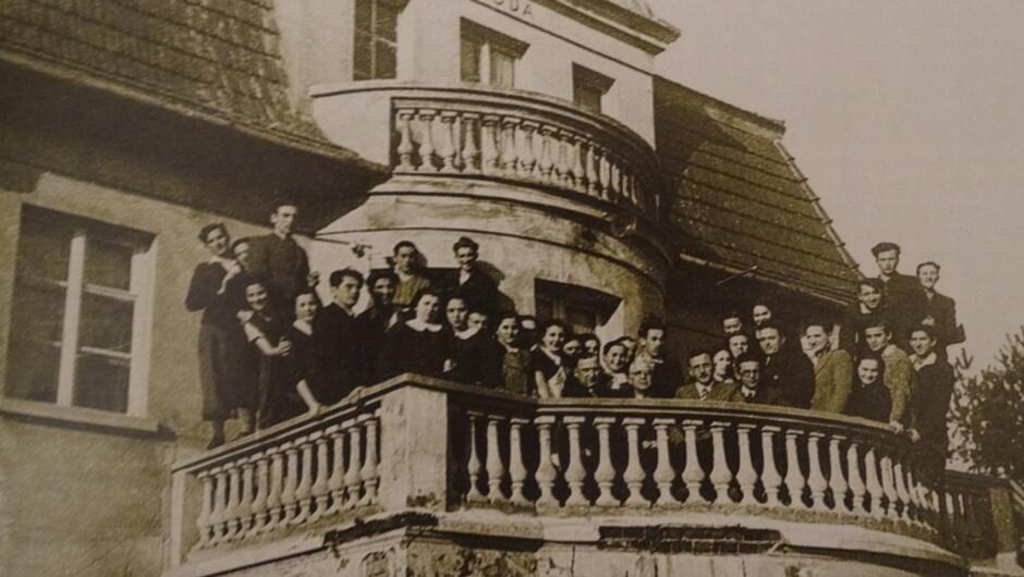 Siedzibą internatu żydowskiej szkoły rybackiej była willa „Zgoda” na Kamiennej Górze w Gdyni. Na zdjęciu nauczyciele i uczniowie szkoły, Gustav Pietsch siedzi pierwszy z lewej, 1938