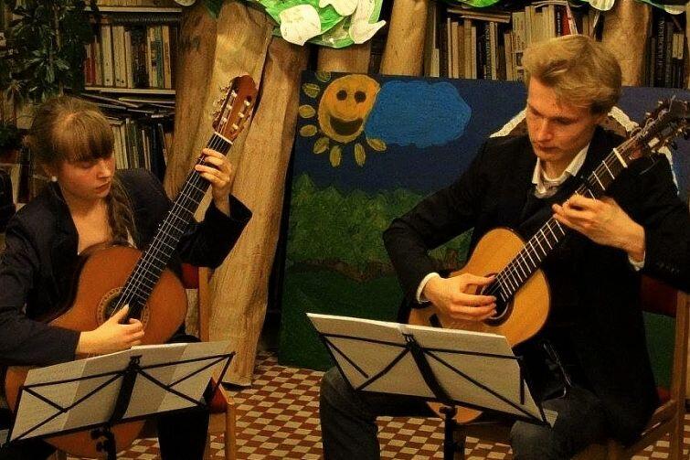 Zuzanna Wężyk oraz Daniel Egielman na jednym z koncertów organizowanych w Bibliotece Społecznej Stowarzyszenia „Przyjazne Pomorze” w Gdańsku-Stogach